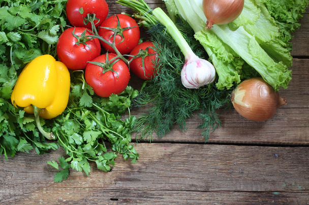 Fresh vegetables: tomatoes, pepper, an onions, garlic, a coriand - Zdjęcie, obraz