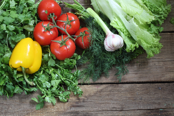 Taze sebze: domates, biber, bir soğan, sarımsak, bir coriand - Fotoğraf, Görsel