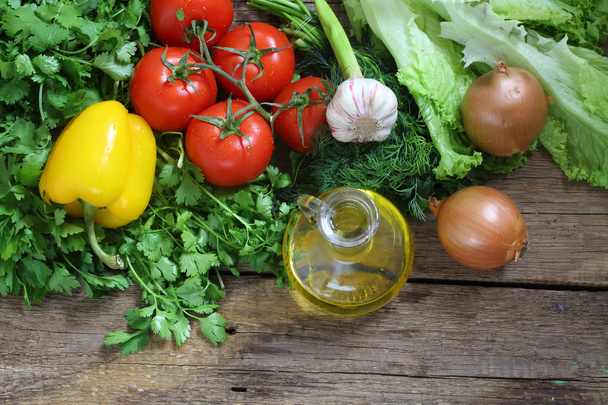 Fresh vegetables: tomatoes, pepper, an onions, garlic, a coriand - Foto, afbeelding