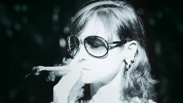 Stylish woman smoking tobacco cigar - Video, Çekim