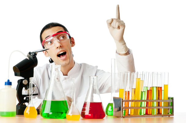 Estudante que trabalha no laboratório químico
 - Foto, Imagem
