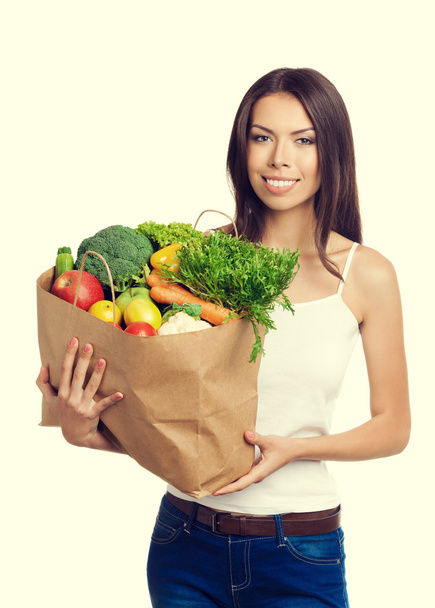 Smiling woman holding grocery shopping bag with healthy vegetari - Foto, Bild