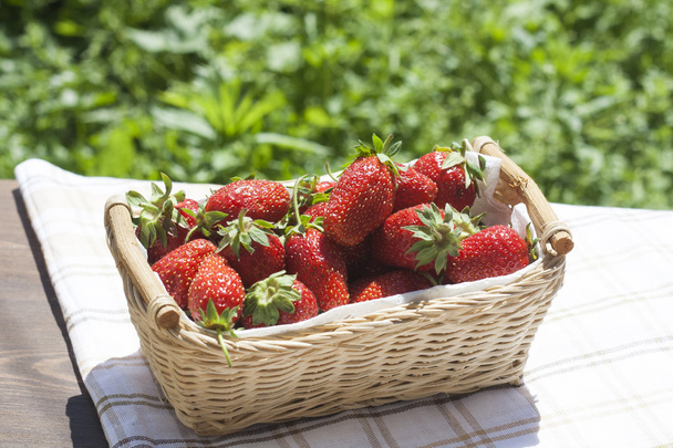 fresas frescas en cesta
 - Foto, Imagen