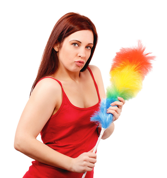 Femme sexy en chemise rouge avec fouet pour la poussière de maison
 - Photo, image