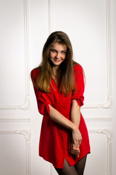 Sexy bruneta žena v červené košili - Fotografie, Obrázek