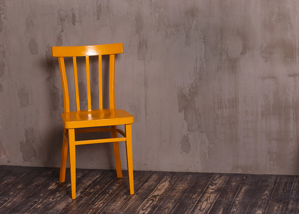 Κίτρινη ξύλινη καρέκλα στην αίθουσα nterior  - Φωτογραφία, εικόνα