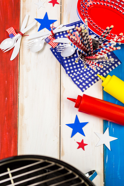 Белые, синие и красные украшения для барбекю 4 июля
 - Фото, изображение