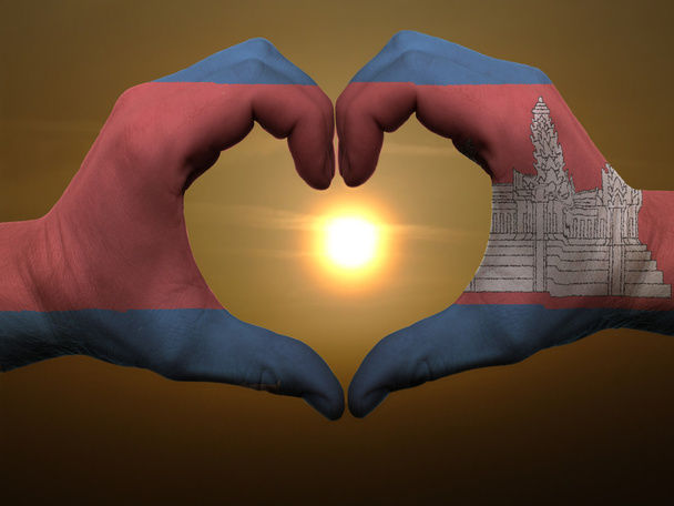 Kamboçya bayrağı sırasında kalp ve sevgi jest ellerinizle renkli - Fotoğraf, Görsel