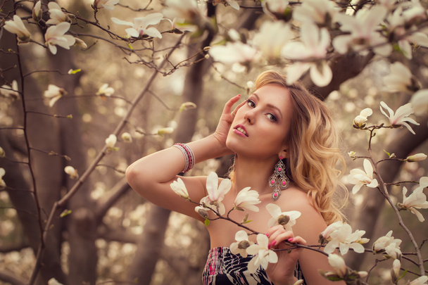 Beauté femme souriante près de magnolia blanc
 - Photo, image