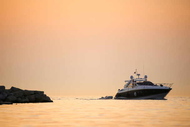 Barco con bote en el mar
 - Foto, imagen
