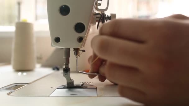 Person setzt einen Nadelfaden ein - Filmmaterial, Video
