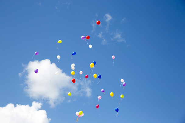 Mavi gökyüzünde uçan renkli topları - Fotoğraf, Görsel