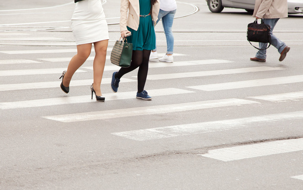 piernas de las mujeres en un primer plano de cruce peatonal
 - Foto, Imagen