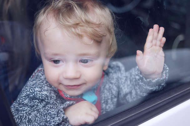 küçük çocuk araba penceresinden bakıyor - Fotoğraf, Görsel