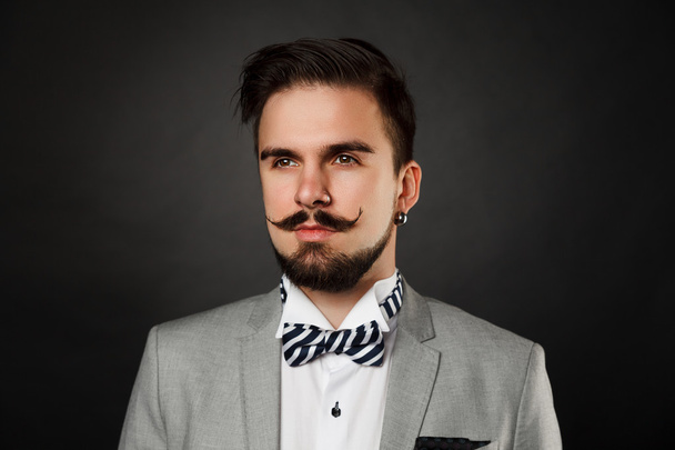 όμορφος άντρας με γένια και μουστάκι στο κοστούμι - Φωτογραφία, εικόνα
