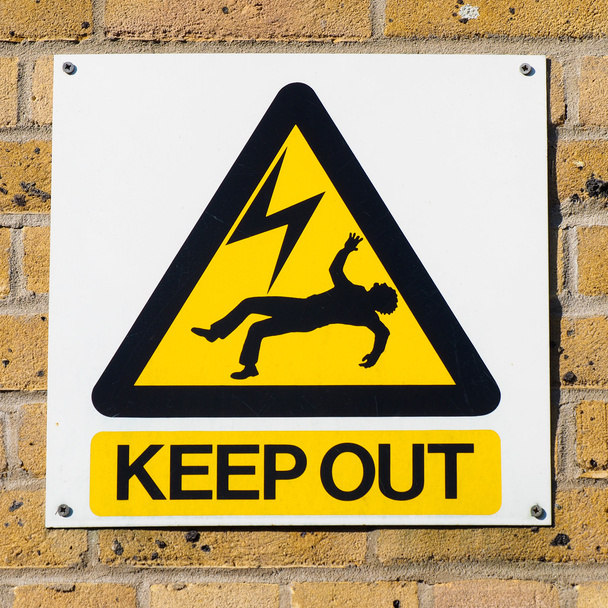 Señal amarilla de advertencia de muerte por choque eléctrico en la pared, cuadrada
 - Foto, imagen