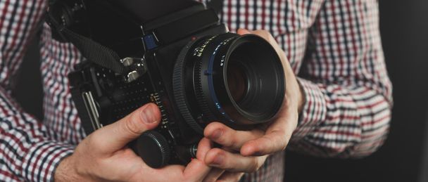 schöner Kerl mit Bart hält Vintage-Kamera  - Foto, Bild