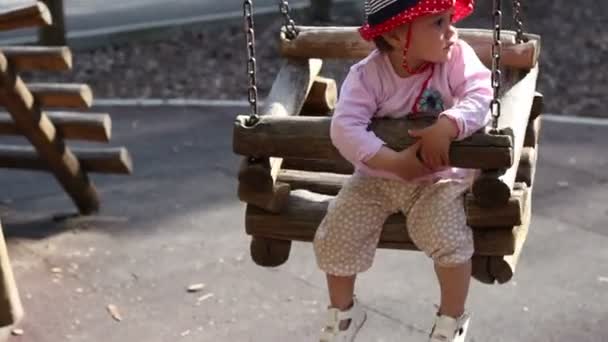 Bambino con cappello da sole in altalena
 - Filmati, video