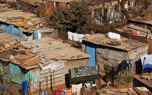 Soweto nyomornegyedek, hullámlemezből készült szerkezetek szolgálnak az elszegényedett emberek otthonok. - Fotó, kép