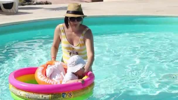 Mother and Daughter at Pool - Filmmaterial, Video