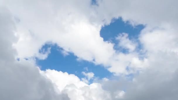 білі хмари рухаються на блакитному небі
 - Кадри, відео