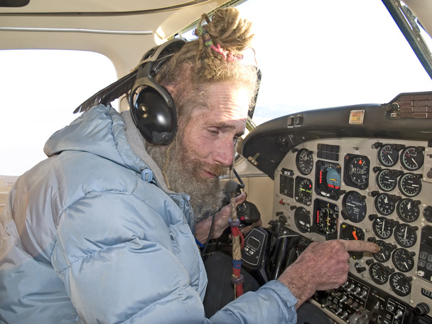 Странный старший пилот, читающий приборы
 - Фото, изображение