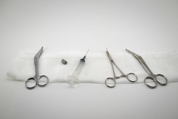 χειρουργική σύνθεση με λαβίδες, ψαλίδια, σύριγγα και ένα bul - Φωτογραφία, εικόνα