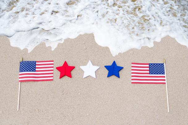 Американские флаги на песчаном пляже
 - Фото, изображение
