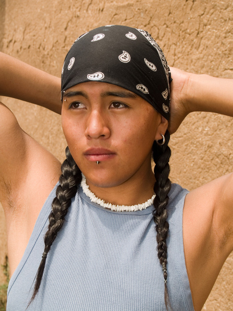 Retrato de un adolescente nativo americano
 - Foto, Imagen
