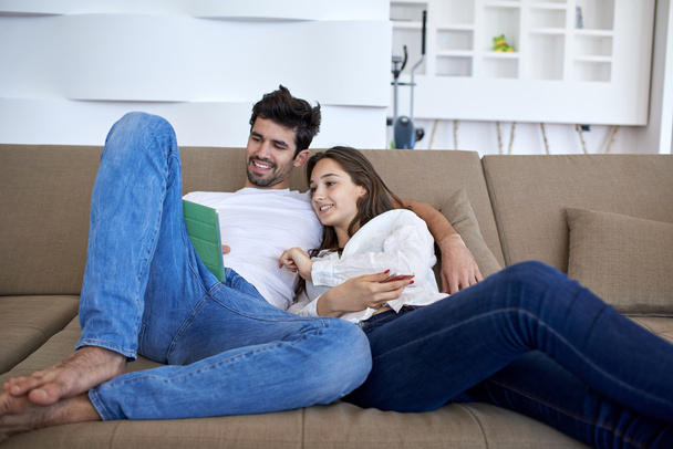 couple at modern home using tablet computer - Zdjęcie, obraz