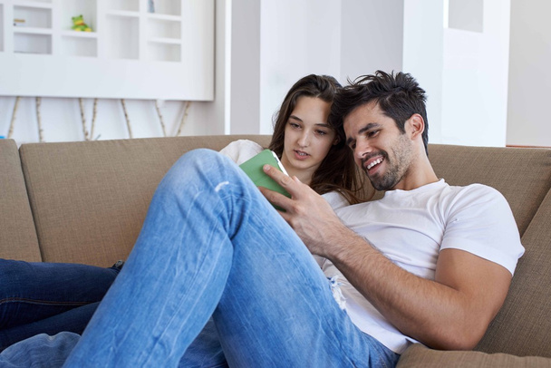 couple at modern home using tablet computer - Foto, afbeelding