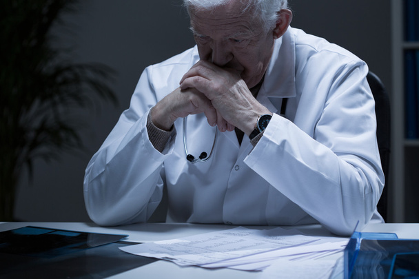 Crying old doctor - Фото, изображение