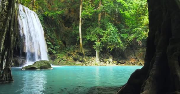Idylické vodopád padá na smaragdové jezírko - Záběry, video
