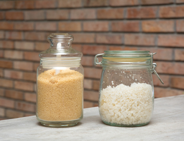 Salz und Zucker in einer Glasflasche  - Foto, Bild
