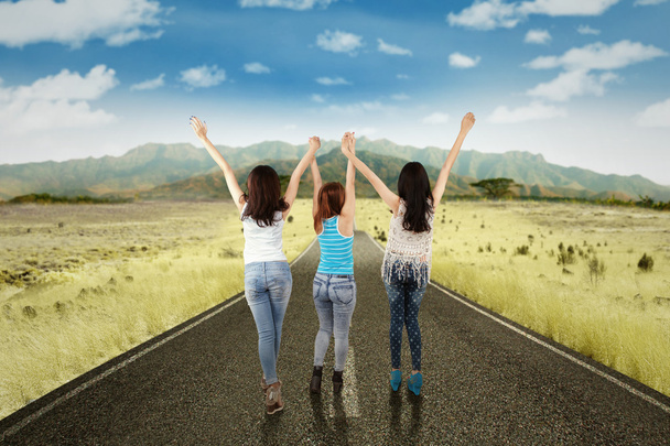 Девушки наслаждаются свободой на сельской дороге
 - Фото, изображение