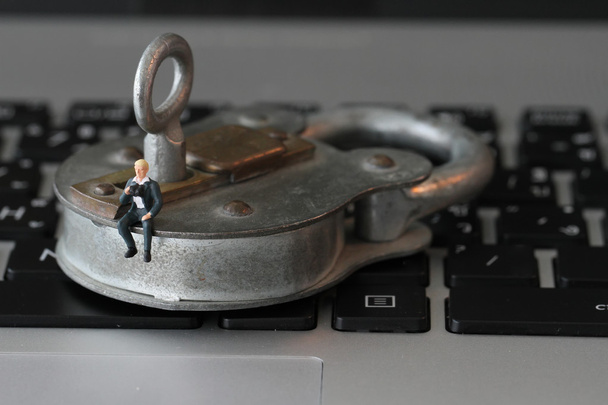 Internet biztonsági koncepció-miniatűr üzletember állni a régi kulcs - Fotó, kép