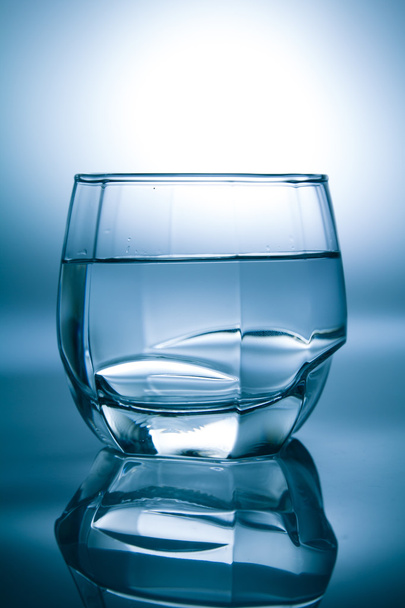 Стакан, наполненный водой - Фото, изображение