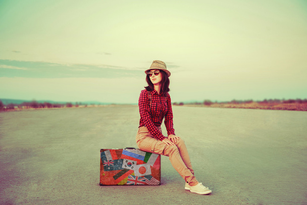 Viajero sentado en la maleta al aire libre
 - Foto, Imagen