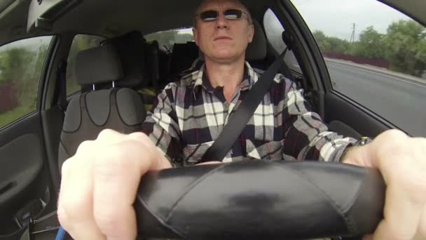 メガネで車の人。Pov クリップ車サロンで撮影 - 映像、動画