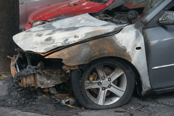 Kant van een verbrand uit auto in een buiten park - Foto, afbeelding