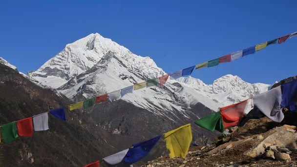 Bandiere di preghiera colorate e montagne innevate
 - Foto, immagini