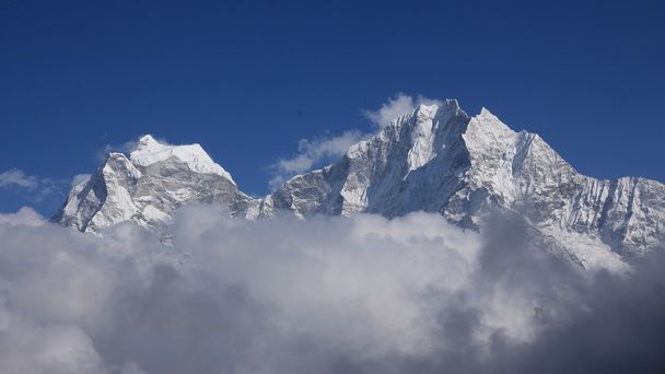 高山 Thamseku と雲に囲まれて Kangtega - 写真・画像
