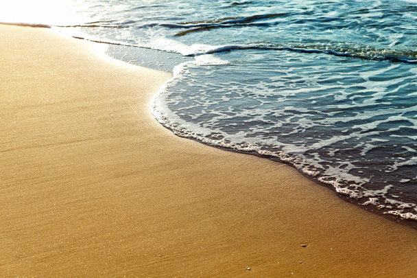 błyszczący fala zwrotnik na złotej plaży piasek - Zdjęcie, obraz