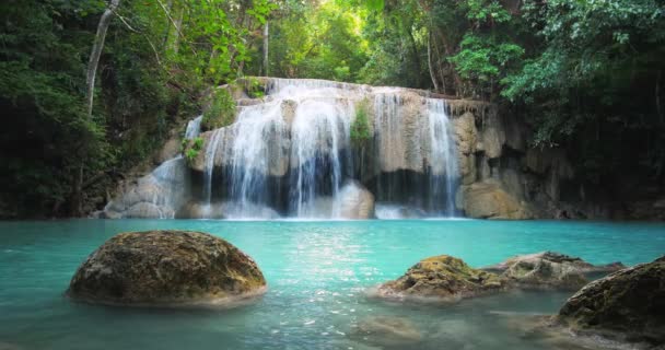 malerischer Wasserfall im thailändischen Tropenwald. - Filmmaterial, Video