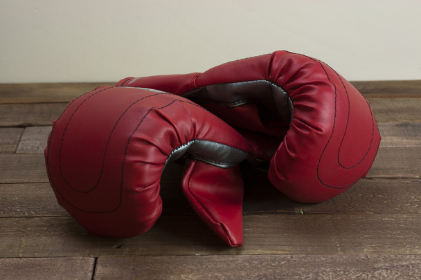 Червоні та срібні боксерські рукавички
  - Фото, зображення