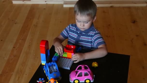 Sevimli çocuk plaing oyuncak araba ile - Video, Çekim