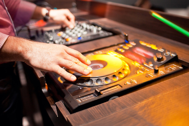 DJ muziek mixen op console in de nachtclub - Foto, afbeelding