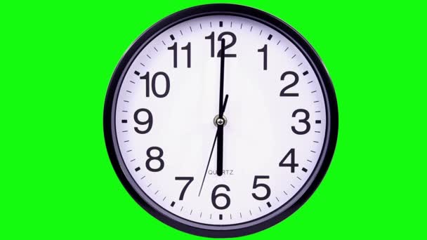 De klok van de muur op een groene achtergrond Timelapse - Video