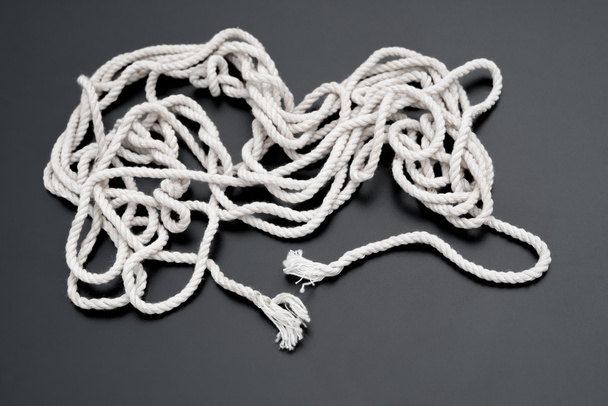 weißes Seil auf schwarzem Hintergrund - Foto, Bild