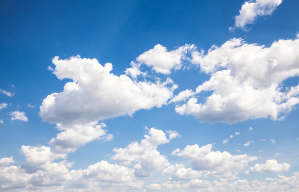 blauer Himmel mit Wolkennahaufnahme - Foto, Bild